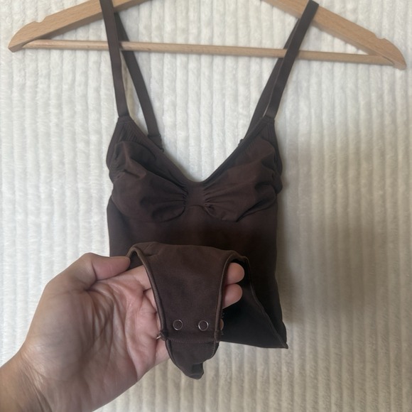 SKIMS Seamless Sculpt Thong Bodysuit Espresso Brown Size XS Stretchy NWOT - Picture 6 of 11